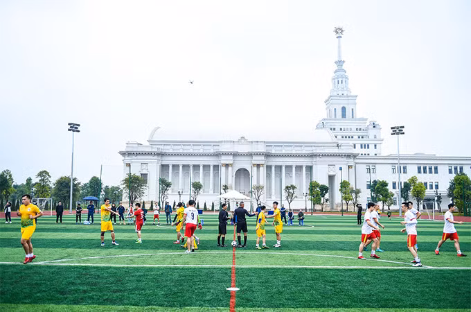 Không khí sôi động trên SVĐ Đại học VinUni, nơi các CLB đá bóng của cư dân Vinhomes Ocean Park thường xuyên tranh đấu, sinh hoạt