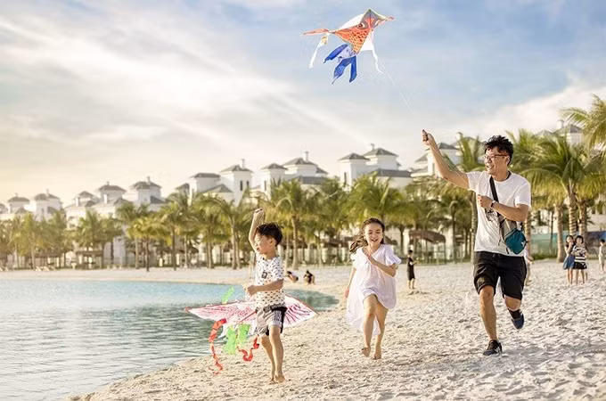 Trước các bữa tiệc nướng, các bạn nhỏ có thể thỏa thích thả diều và chạy nhảy trên bờ cát trắng mịn gần các công viên BBQ bên bờ biển Vinhomes Ocean Park (Gia Lâm, Hà Nội)