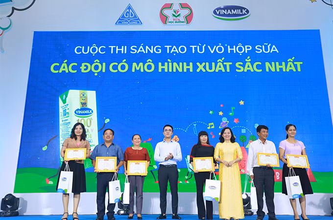 Đại diện Sở GD-ĐT tỉnh Vĩnh Long và Công ty Vinamilk trao giải cho các mô hình từ vỏ hộp sữa sáng tạo, xuất sắc nhất