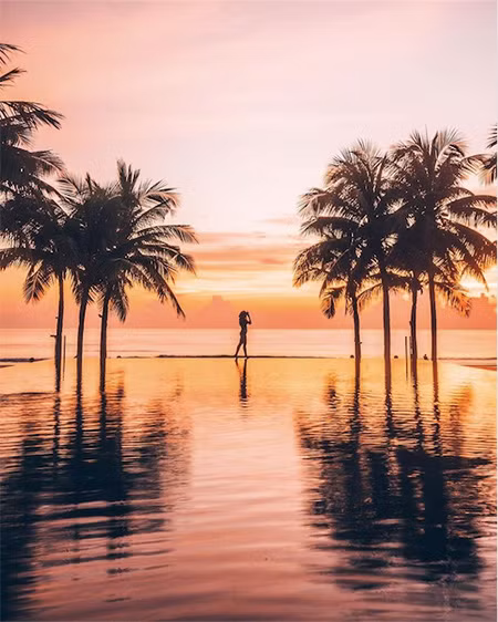 Khung cảnh hoàng hôn vừa kĩ vĩ, vừa nên thơ bên hồ bơi (Ảnh: @cherrielynn)