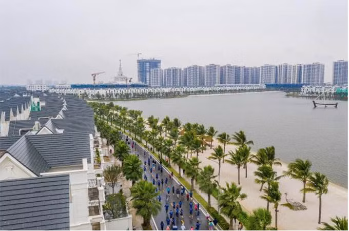 Đại lộ 52m kế bên Đại học tinh hoa VinUni, đường Hải Âu chạy dọc hồ Ngọc Trai và biển hồ nước mặn lớn thứ 6 thế giới là những cung đường “cưa đổ” các tín đồ chạy bộ tại Vinhomes Ocean Park