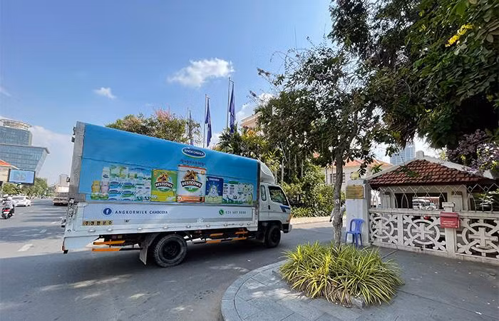 Các chuyến xe của Angkormilk kịp thời mang sữa đến các “vùng đỏ” tại Thủ đô Phnom Penh ngay giai đoạn phong tỏa, cách ly gắt gao Các chuyến xe của Angkormilk kịp thời mang sữa đến các “vùng đỏ” tại Thủ đô Phnom Penh ngay giai đoạn phong tỏa, cách ly gắt gao