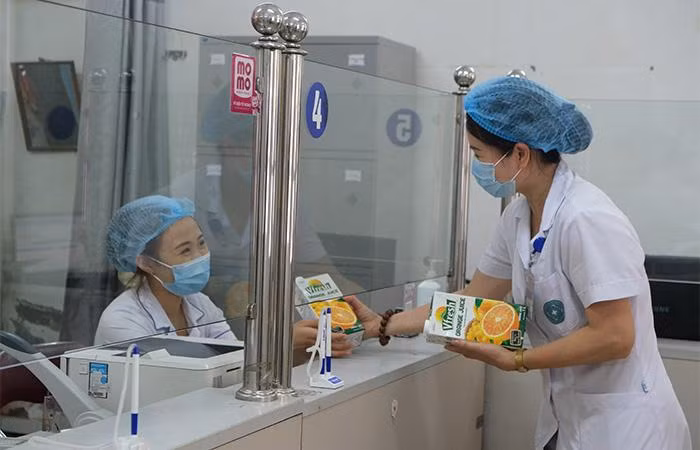 Các sản phẩm Vinamilk đã kịp thời “tiếp sức” cho các cán bộ y tế tại Bệnh viện Đa khoa Hà Đông