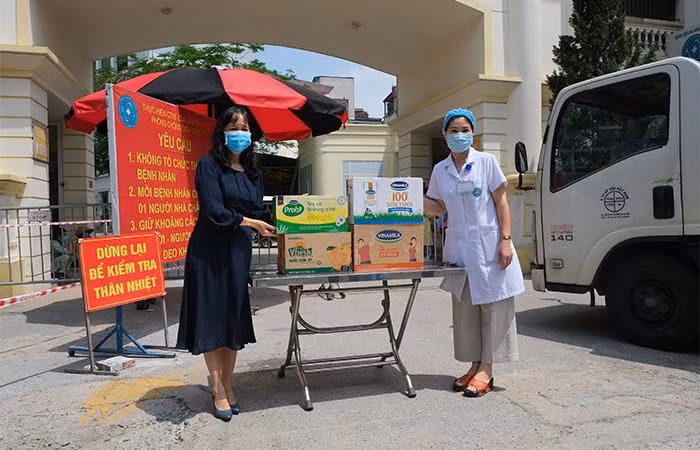 Vinamilk đã chuyển các sản phẩm đến các bệnh viện, điểm cách ly cần hỗ trợ trên địa bàn TP. Hà Nội ngay trong ngày