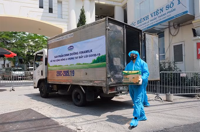 Công tác vận chuyển được Vinamilk thực hiện cẩn trọng, tuân thủ các quy định phòng dịch nhưng vẫn đảm bảo nhanh chóng, kịp thời đến với nơi cần hỗ trợ