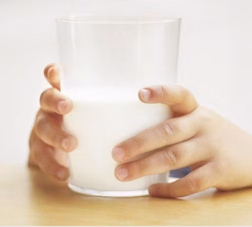 Nguồn đạm trong sữa công thức cần có tỉ lệ đạm whey và đạm casein hù hợp với hệ tiêu hóa và sự hấp thu của trẻ. Nguồn đạm trong sữa công thức cần có tỉ lệ đạm whey và đạm casein hù hợp với hệ tiêu hóa và sự hấp thu của trẻ.