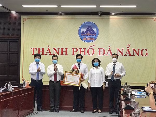 CDC Đà Nẵng nhận bằng khen vì những thành tích xuất sắc trong công tác phòng, chống, kiểm soát dịch Covid-19