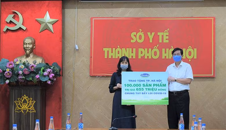 Gần 100.000 sản phẩm, tương đương hơn 655 triệu đồng, đã được Vinamilk trao tặng đại diện Sở Y tế TP. Hà Nội