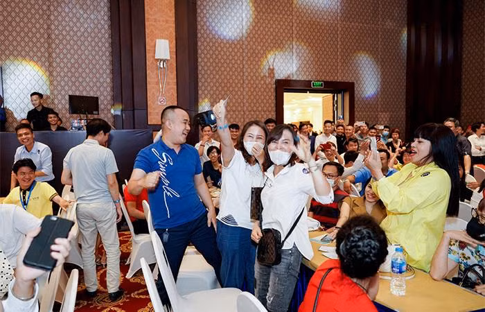 Niềm hạnh phúc vỡ òa của những cư dân vừa được sở hữu căn hộ cao cấp, vừa may mắn nhận các phần quà giá trị