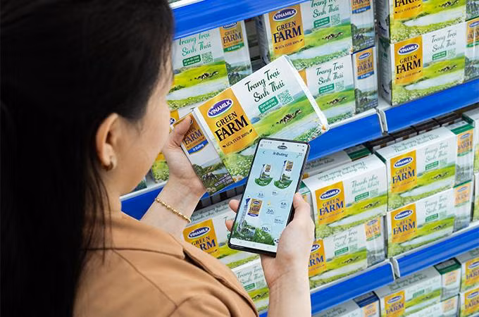 Người tiêu dùng scan QR code để tìm kiếm thông tin về Sữa tươi Vinamilk Green Farm