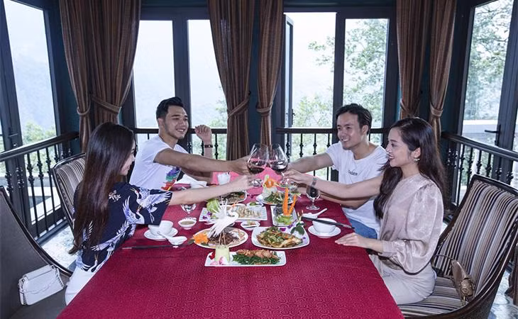 Du khách thưởng thức ẩm thực tại nhà hàng Sa Pa Du khách thưởng thức ẩm thực tại nhà hàng Sa Pa