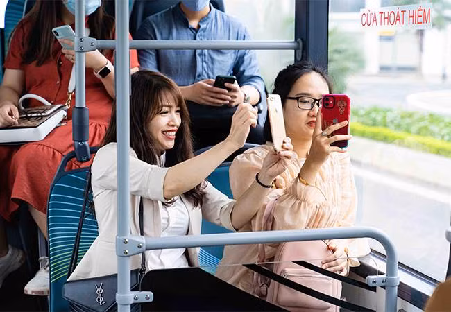 Không còn “cơn ác mộng” mùi xăng dầu và đặc biệt an toàn, buýt điện VinBus “ghi điểm” mạnh với các hành khách nữ