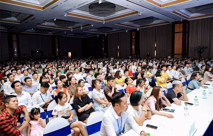 Sự kiện kéo dài nhưng các khách mời vẫn tham dự đến phút cuối cùng, để cùng chiêm ngưỡng những hình ảnh, thước phim chân thật về dự án và háo hức cùng tìm ra chủ nhân của các giải thưởng may mắn