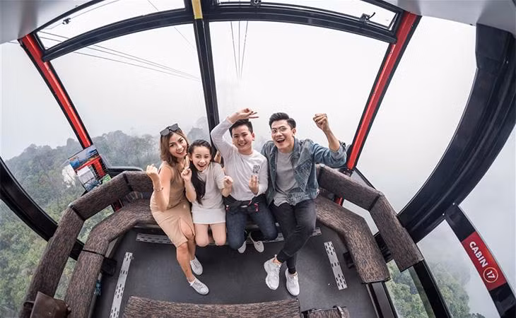 Du khách trải nghiệm cáp treo Fansipan Du khách trải nghiệm cáp treo Fansipan