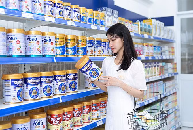 Tại các cửa hàng Vinamilk Giấc mơ sữa Việt, người tiêu dùng dễ dàng tìm thấy nhiều sản phẩm sữa và thức uống dinh dưỡng cho cả gia đình
