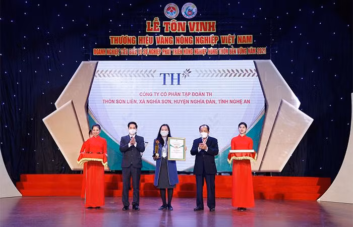 Đại diện TH nhận biểu trưng“Doanh nghiệp tiêu biểu vì sự nghiệp phát triển nông nghiệp, nông thôn bền vững năm 2021”. Đại diện TH nhận biểu trưng“Doanh nghiệp tiêu biểu vì sự nghiệp phát triển nông nghiệp, nông thôn bền vững năm 2021”.