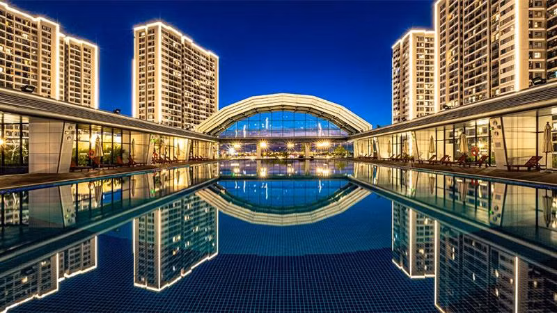 Tổ hợp tiện ích 5 tầng gồm nhà để xe và bể bơi mái kính hiện đại Tổ hợp tiện ích 5 tầng gồm nhà để xe và bể bơi mái kính hiện đại