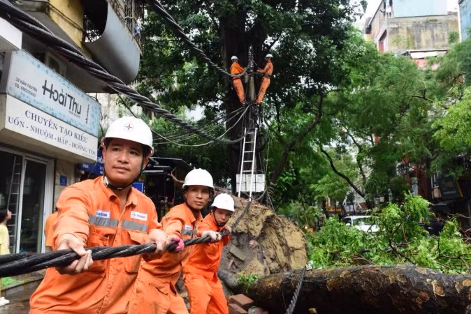EVNHANOI khẩn trương khắc phục hậu quả do thiên tai gây ra