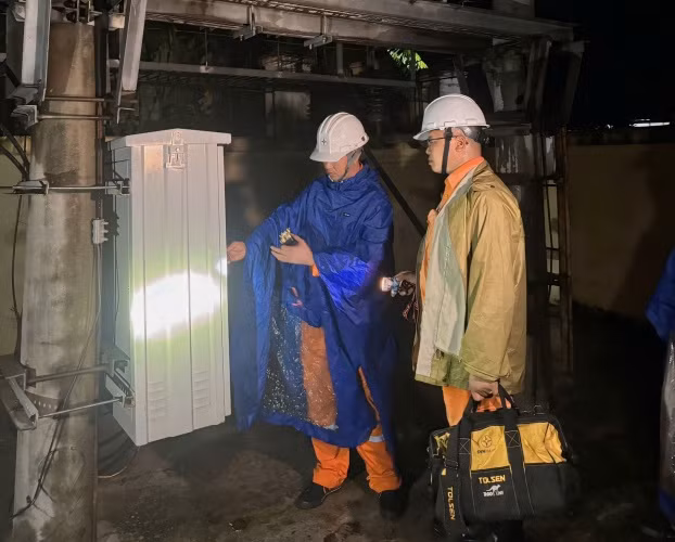 Công nhân EVNHANOI kiểm tra trạm điện Lương Phúc 1 tại Xóm Hồ Sen, thôn Lương Phúc Công nhân EVNHANOI kiểm tra trạm điện Lương Phúc 1 tại Xóm Hồ Sen, thôn Lương Phúc