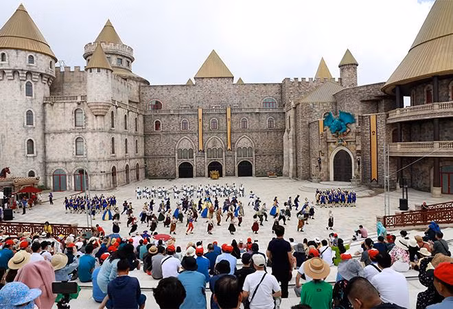 Rất đông du khách xem show diễn “Trận chiến tại Vương quốc Mặt trăng” tại Sun World Ba Na Hills Rất đông du khách xem show diễn “Trận chiến tại Vương quốc Mặt trăng” tại Sun World Ba Na Hills