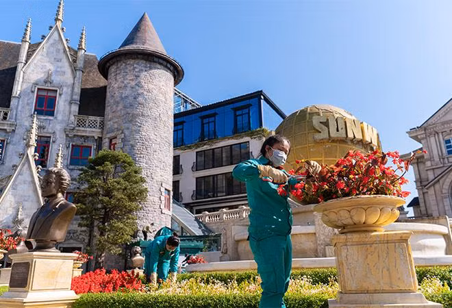 Chăm cây tỉa cành là công việc hàng ngày của các công nhân tại Sun World Ba Na Hills Chăm cây tỉa cành là công việc hàng ngày của các công nhân tại Sun World Ba Na Hills