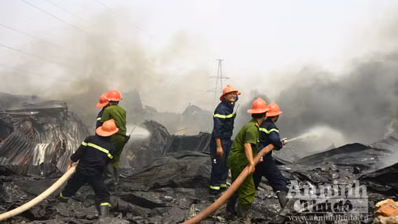 Vụ cháy lớn tại kho sơn thuộc phường Biên Giang, quận Hà Đông Vụ cháy lớn tại kho sơn thuộc phường Biên Giang, quận Hà Đông