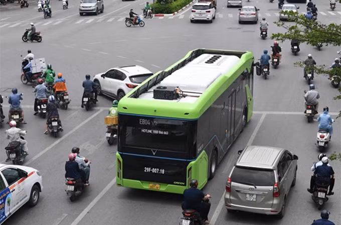Xe VinBus góp phần giải quyết bài toán di chuyển trong nội thành và các điểm lân cận cho cư dân Vinhomes. Xe VinBus góp phần giải quyết bài toán di chuyển trong nội thành và các điểm lân cận cho cư dân Vinhomes.