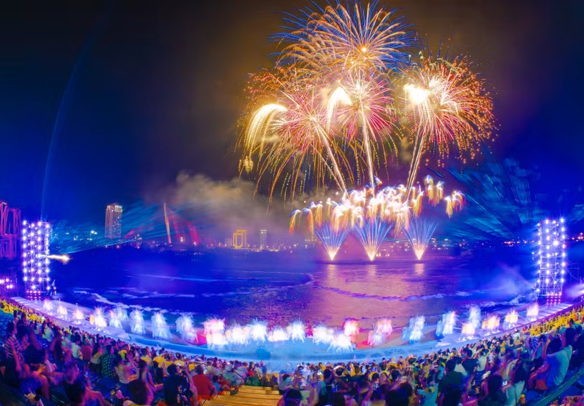 Màn pháo hoa “siêu thực” trong show diễn Symphony of River
