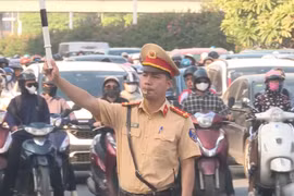CSGT Hà Nội thực hiện nhiệm vụ “kép” trên những tuyến đường Ba nhất