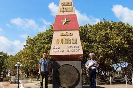 Giữa biển trời Tổ quốc 