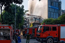 Kịp thời dập tắt đám cháy quán ăn trên phố Hoàng Ngân