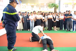 Giáo viên Hà Nội học kỹ năng cứu nạn hướng tới năm học mới an toàn
