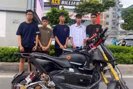 Làm rõ nhóm thanh thiếu niên “bốc đầu xe” trên phố Trường Chinh