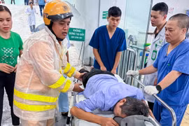 CSGT Hà Nội dẫn đường đưa người bệnh bất tỉnh đi cấp cứu trong mưa lớn