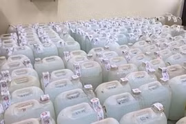 Khởi tố đối tượng bán lượng lớn rượu pha từ cồn với nước lã 