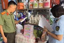 Liên tiếp phát hiện, xử phạt các cơ sở kinh doanh hàng nhập lậu tại Hà Nội 
