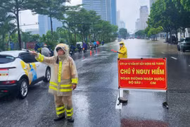 CSGT Hà Nội chủ động phân luồng, hỗ trợ người dân trong mưa lớn