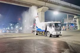 Hà Nội thử nghiệm phun sương dập bụi trên các tuyến phố trung tâm 