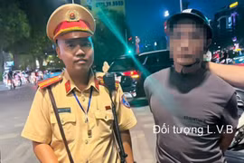 CSGT phát hiện đối tượng giấu ma túy trong miệng khi kiểm tra nồng độ cồn
