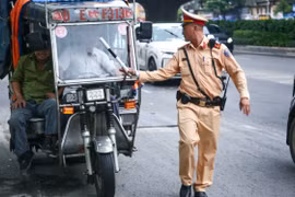 Hà Nội: Xử lý nhiều trường hợp điều khiển xe ba bánh tự chế, chở hàng cồng kềnh