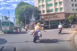 CSGT kịp thời mở đường đưa người tai nạn lao động gãy tay, chân đi cấp cứu