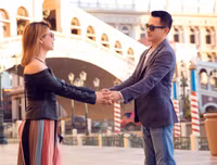 Búp bê Thanh Thảo quấn quýt bên bạn trai trước khi về nước làm giám khảo