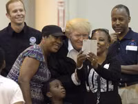 Tổng thống Trump cùng vợ đến thăm các nạn nhân sau cơn bão Harvey