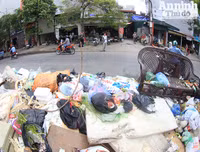 Hà Nội: Nắng nóng, rác thải sinh hoạt đổ đống bốc mùi trên đường Vũ Tông Phan 