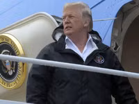 Tổng thống Trump cùng vợ đến thăm các nạn nhân sau cơn bão Harvey