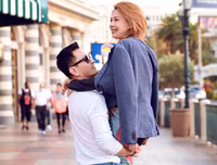 Búp bê Thanh Thảo quấn quýt bên bạn trai trước khi về nước làm giám khảo
