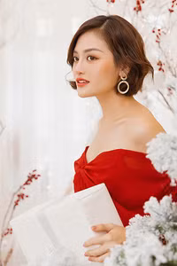 Thùy Anh khoe vai trần trong bộ ảnh Giáng sinh rực rỡ