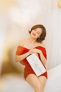 Thùy Anh khoe vai trần trong bộ ảnh Giáng sinh rực rỡ