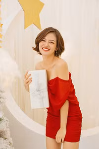 Thùy Anh khoe vai trần trong bộ ảnh Giáng sinh rực rỡ