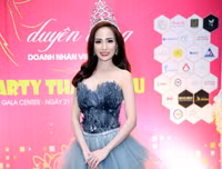 Hoa khôi Bảo Ngọc xuất hiện rạng rỡ sau đăng quang